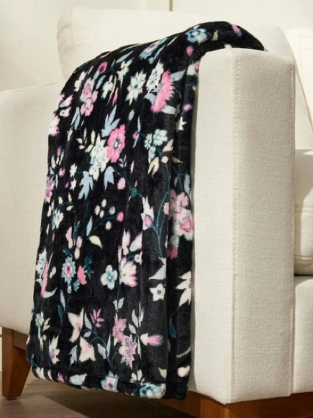 NWT Vera Bradley Plush Fleece Travel Blanket with Trolley Sleeve, Botanical Dits